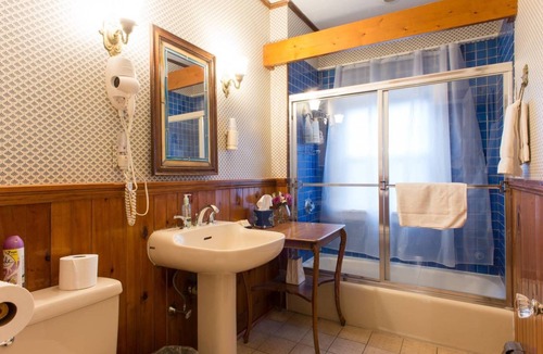 Coolidge Corner South Side House | Coolidge Corner Guest House