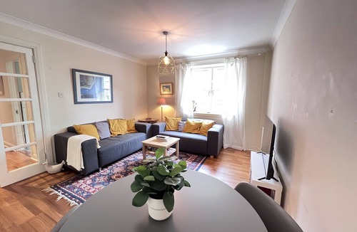 Old Town Apartment | Cosy, right next to the Royal Mile and Arthur´s Seat & free secure parking