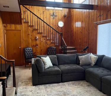 Beaverton House | Cozy Waterfront Cottage