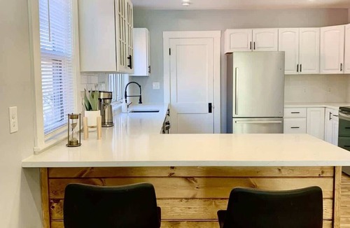 Arlington Condo | Designer Style 3Br, King Bed, W/D,Parking,Spotless