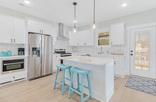 Tranquil Harbour House | Dog Friendly, Gorgeous home with 6 seater Golf Cart - minutes from the beach.