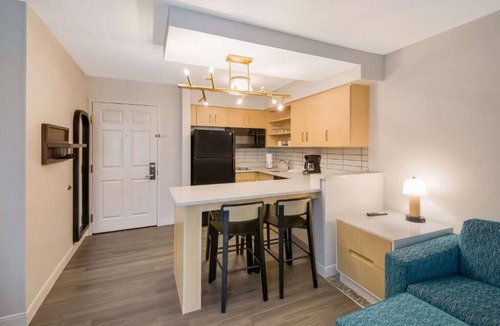 Andover Hotel | Ensuring a Very Comfortable & Memorable Stay! Free Breakfast, Pet-Friendly, Pool
