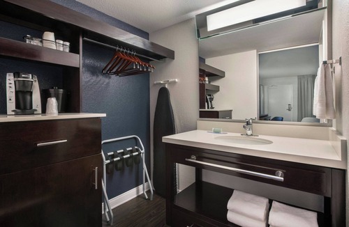 Anaheim Resort Hotel | Fairfield by Marriott Anaheim Resort