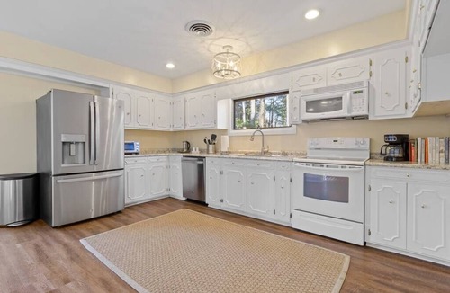 Irvington House | HIGH TIDE: Spacious Comfort Next to Tides Inn