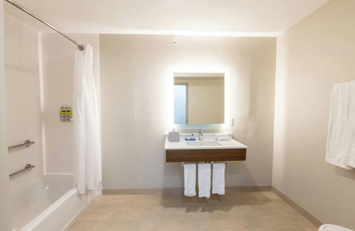 Southwest Anaheim Hotel | Holiday Inn Express Anaheim West by IHG