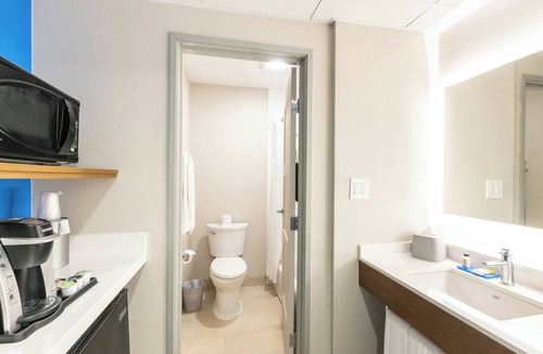 Southwest Anaheim Hotel | Holiday Inn Express Anaheim West by IHG