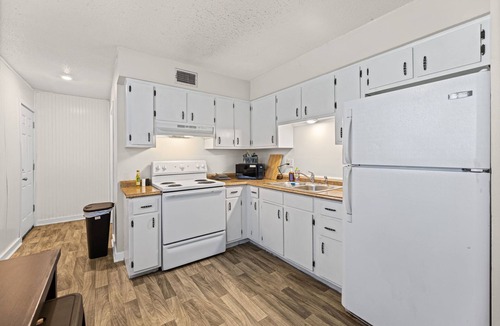 Independence Apartment | Independence 2BR Apartment Near GEHA Field