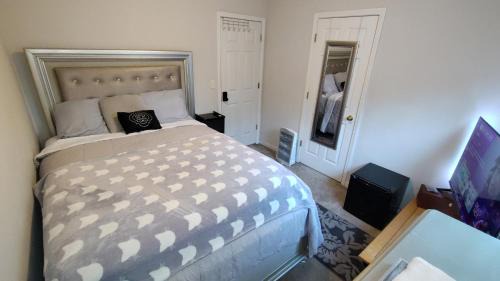 Decatur House | Kings Private Room Shared Bath C