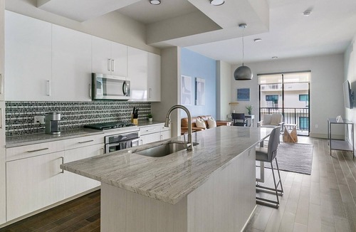 Houston Apartment | Landing | Modern 1BD, Pool, Gym