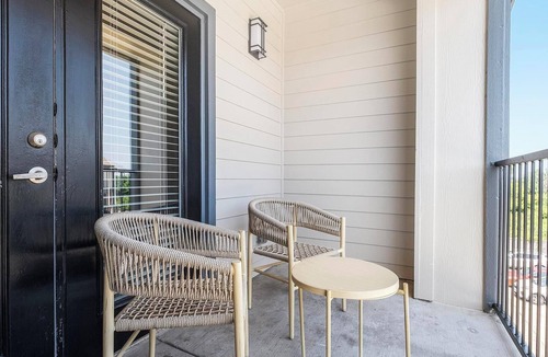 Katy Apartment | Landing | Spectacular 2BD, Courtyard, Gym