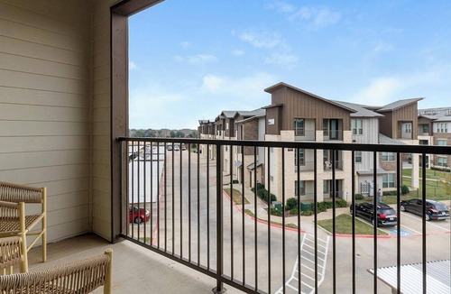 Katy Apartment | Landing | Stylish 2BD, Pool, Gym