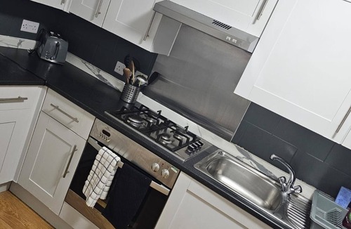 Bonnington Apartment | Lovely spacious double bed sleeps 8
