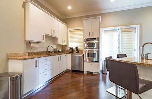 Rush and Division House | Luxurious Cozy 4BR 4-Story Gold Coast Villa with Free Parking