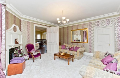 Old Town Apartment | Luxury-3-bedroom Ramsay Garden Apartment next to Edinburgh Castle