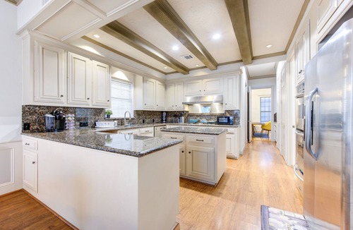 Houston House | Memorial Med Ctr/Galleria/Rice: Spacious 5 Bdrm Pool Theatre