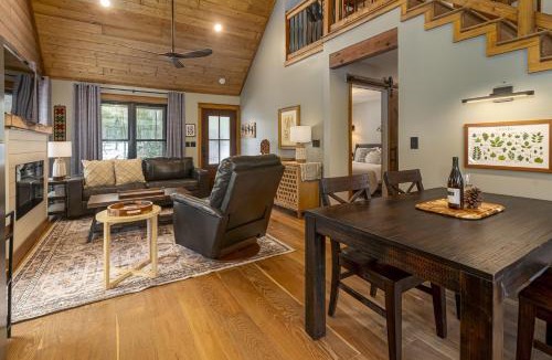 Carbondale House | Modern 2BR Cabin w Hot Tub Near Carbondale