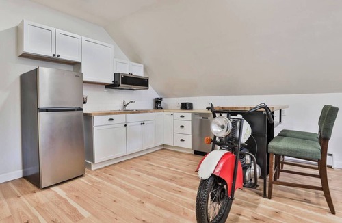 North Andover Apartment | Modern Private Near Downtown & Hgwy