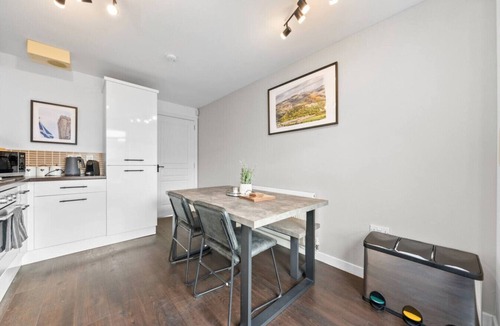 Auchengray Apartment | Modern Stirling Apartment - Free Parking