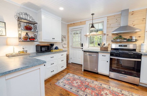 Mountain Rest Cabin | Mountain Rest Cottage Ivy Suite