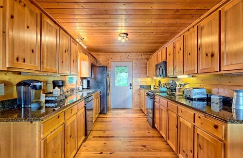 Screamer Mountain House | Mountain View Log Cabin, Game Room, Dog Friendly