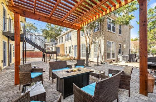 MacGregor Apartment | Museums Med Center Flat Games WiFi Fire Pit BBQ