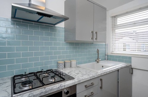 Margam House | Parking 2 Baths Garden + Dining Area