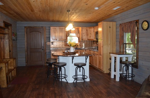Eminence Cabin | Prairie Hollow Hideaway, cozy 3-bedroom log cabin located 1 mile from Two Rivers