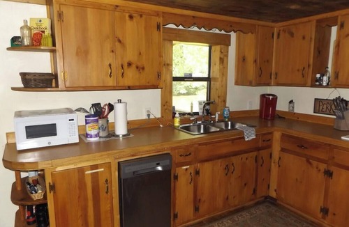 Pine Creek Cabin | Private Creekside Cabin for 2; Hot Tub, Waterfall Hike, Wi-Fi, Fire Pit