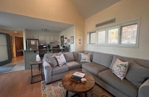 Nellysford Cabin | Private Mountain Condo