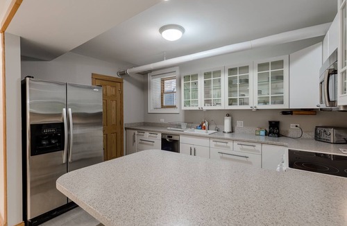 Ukrainian Village Apartment | Quiet Oasis Only Minutes from Downtown - Friendly Neighborhood! by AllSet Turnover