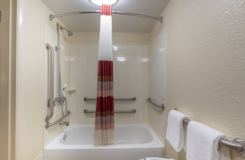 Coliseum Central Hotel | Red Roof Inn Hampton Coliseum & Convention Center