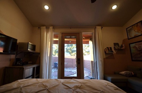 Virgin Apartment | River Rock Studio w/private courtyard, 20 minutes to Zion