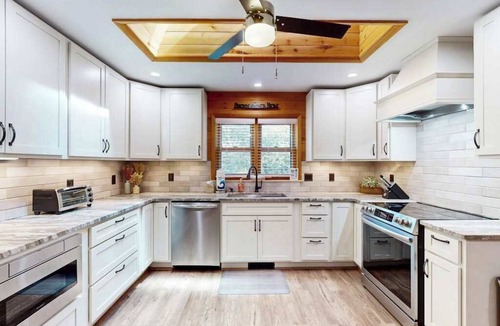 McHenry House | Rustic 4BR Cabin - HOT TUB - McHenry