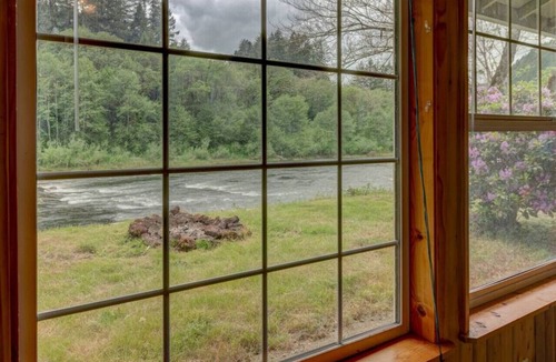 Oregon Coast Cabin | Rustic riverfront cabin near Florence