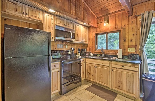 Hood Cabin | Secluded Stanardsville Cabin w/10 Acres & Hot Tub