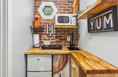 Greenville Cottage | Secluded Tiny Home in Exclusive Paris Mountain!
