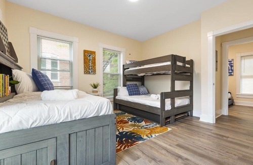 High Street Hill Apartment | Skyrise Two Stories - Centrally Located