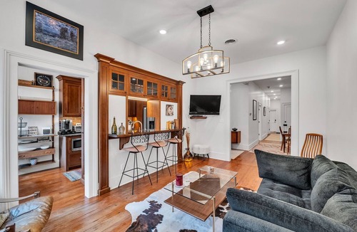 Abingdon Apartment | Spacious 2BR Loft on Abingdon’s Main Street. Walk to Dining, Theatre, & Shops