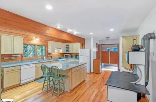 Highland Cabin | Spacious 5-bedroom cabin in delightful Landrum with WiFi, AC