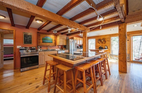 North Glade Hills House | Spacious Dog Friendly Cabin at Deep Creek Lake