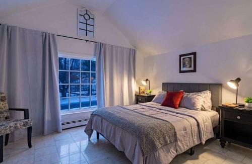 Easton House | Spacious Easton 2BR Townhouse with Big Yard