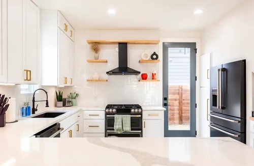 Swede Hill House | Spacious Luxury Retreat in Vibrant East Austin