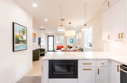 Swede Hill House | Spacious Luxury Retreat in Vibrant East Austin