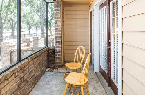 Briarforest Apartment | Spacious Stylish 1 BR Pad by City Center
