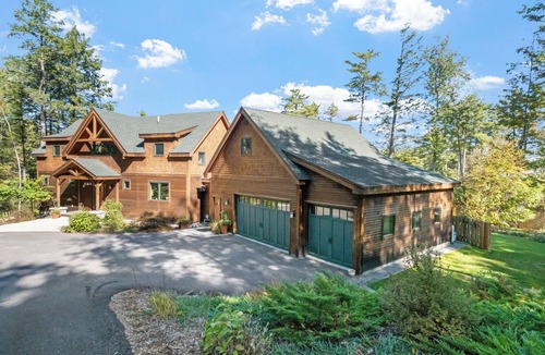 Meredith House | Spacious Waterfront 6-bedroom Country House in Charming Meredith