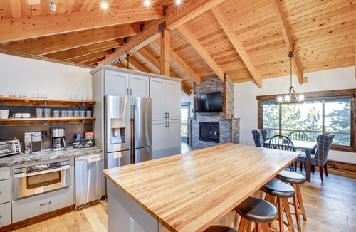 Tahoe Village Cabin | Stateline Mountain Cabin: 3 Mi to Heavenly Resort