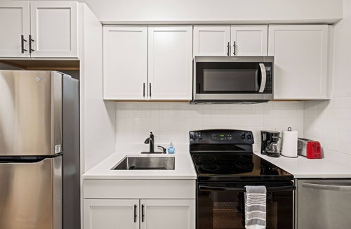 Kingman Park Apartment | Stylish 2BR | King Bed | Parking | Heart of DC
