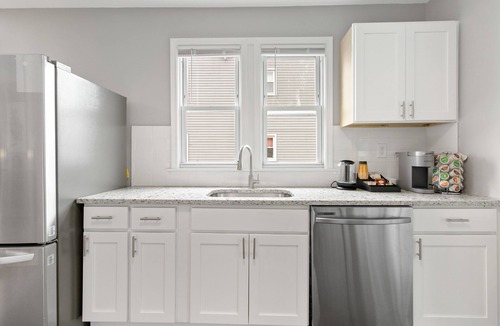 Bristol House | Stylish, Relaxing & Comfy 3 BDR Home. 2 minutes to Lake Compounce