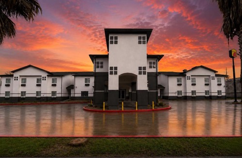 Brenham Hotel | Super 8 by Wyndham Brenham TX