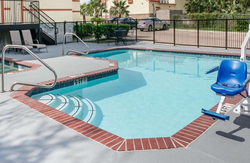 Brenham Hotel | Super 8 by Wyndham Brenham TX